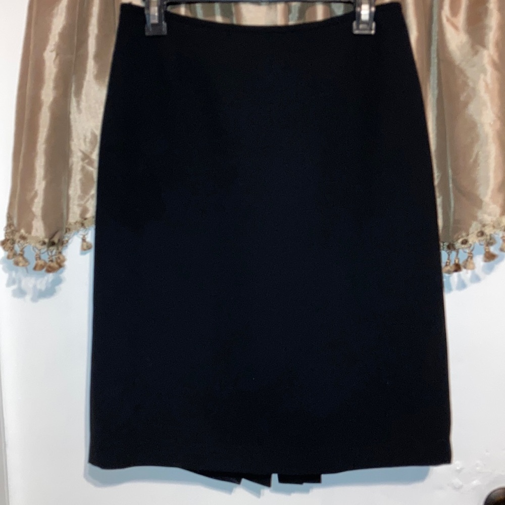 Fully Lined Skirt Size 6 in like new condition